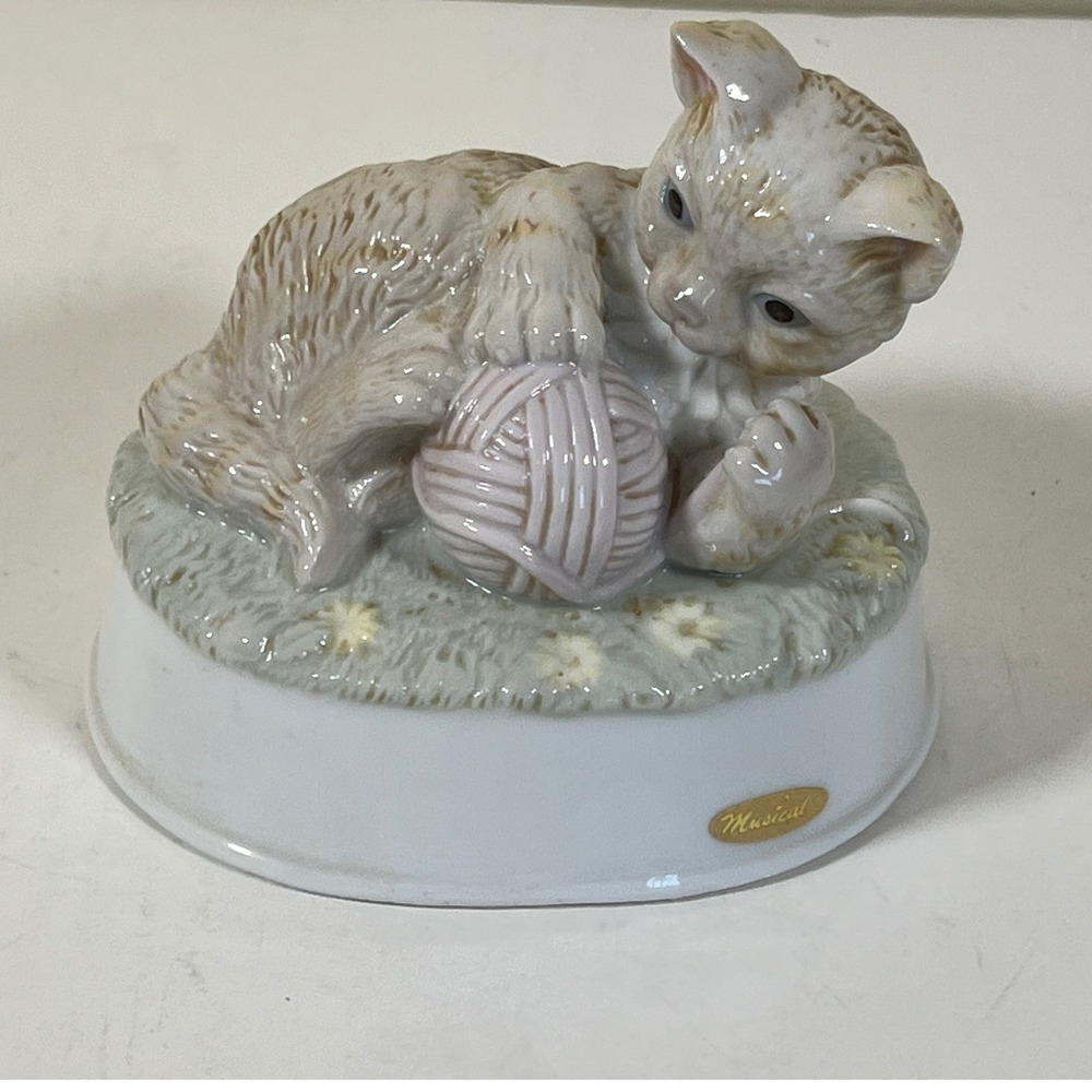 Vintage Summit Collection Kitten Playing Yarn Musical Figurine Decor‎